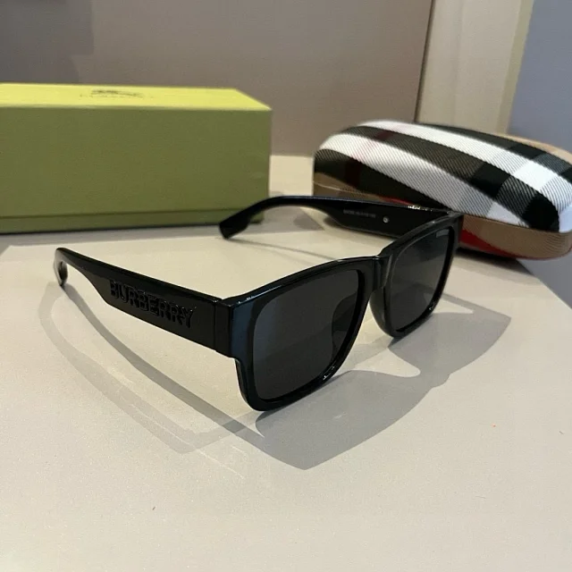 Burberry Eyewear Logo-accented sunglasses product detail image 19