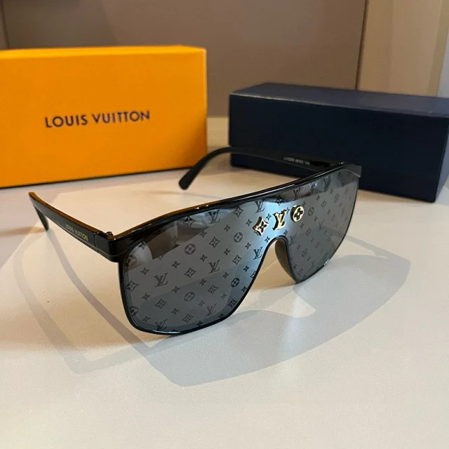 Louis Vuitton Eyewear Oversized square-frame sunglasses product detail image 1