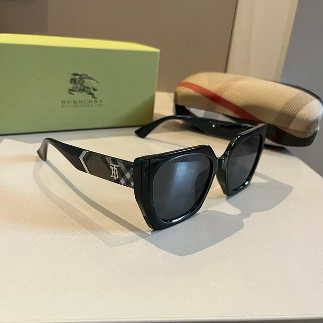 Burberry Eyewear Logo-accented sunglasses product detail image 32
