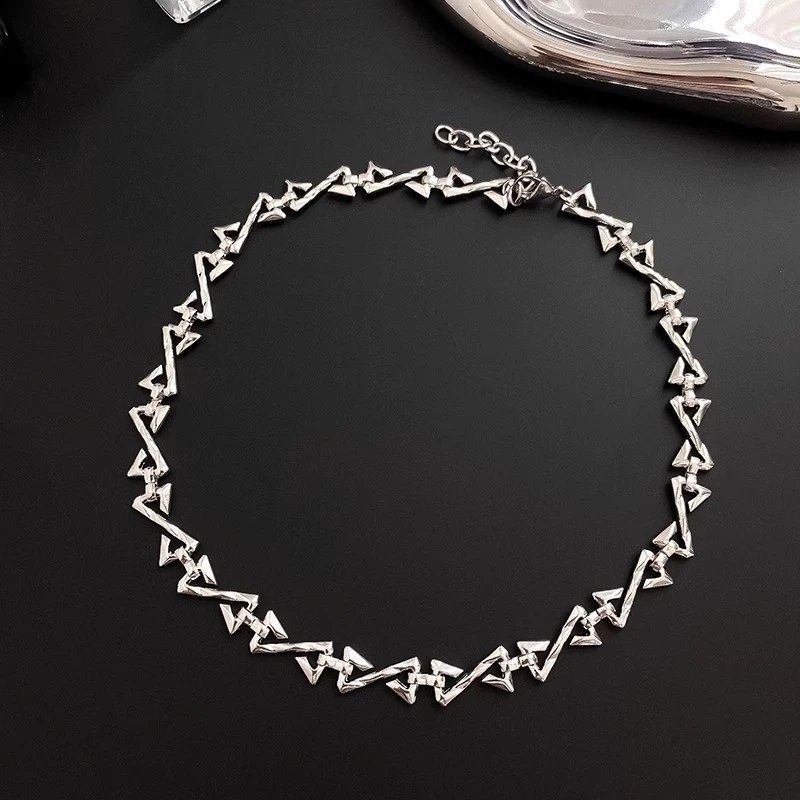 L013-A(Z letter thorn necklace)