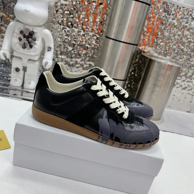 MM6 Maison Margiela Sneakers Low-Top Lace-Up Gum-Sole product detail image 1
