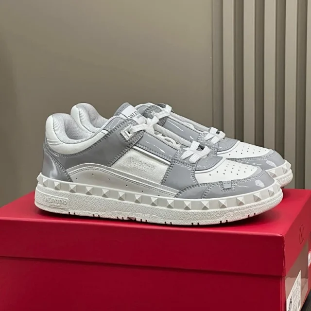 Valentino Sneakers Low-top Roman Stud product detail image 2