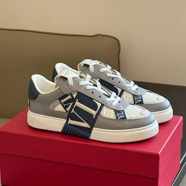 Valentino Sneakers Low-top Roman Stud product detail image 16