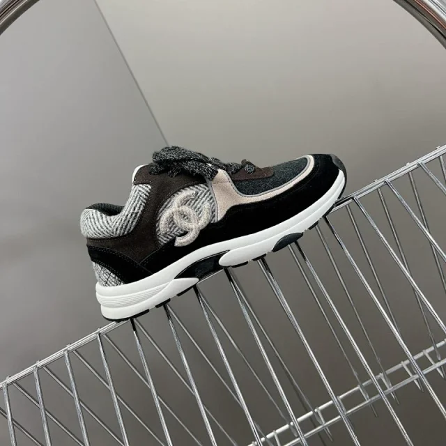 Chanel Sneakers Low-Top Double C Logo product detail image 17