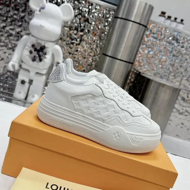 Louis Vuitton Sneakers Platform with monogram-embossed side panels product detail image 2