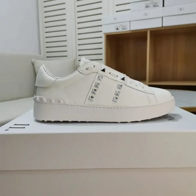 Valentino Garavani Sneakers Open low-top with metallic studded side panel product detail image 5