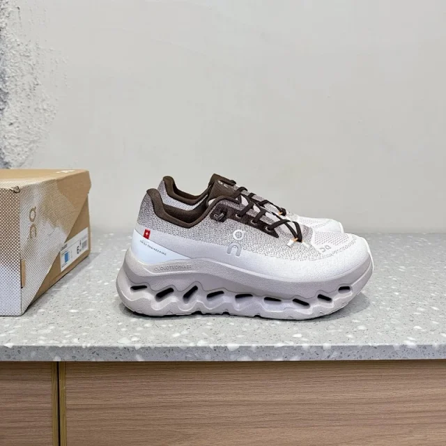 On Sneakers Cloudmonster product detail image 4
