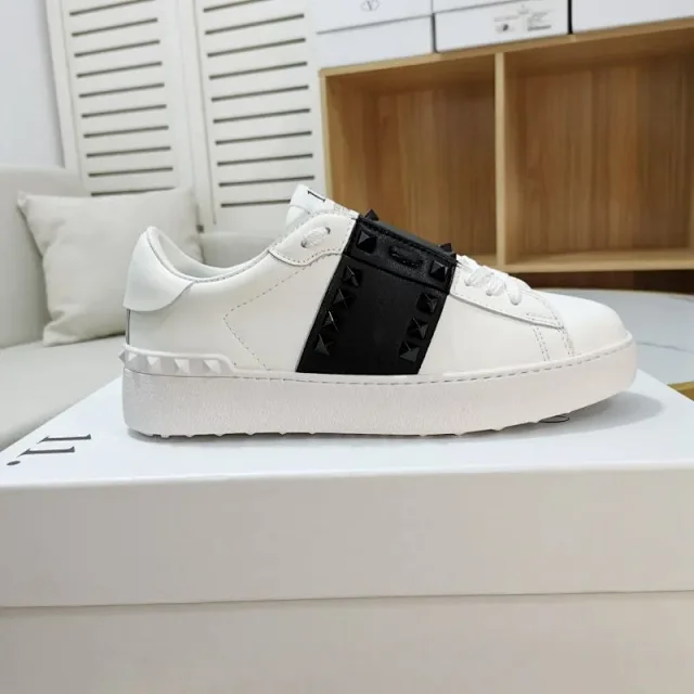 Valentino Garavani Sneakers Open low-top with metallic studded side panel product detail image 9