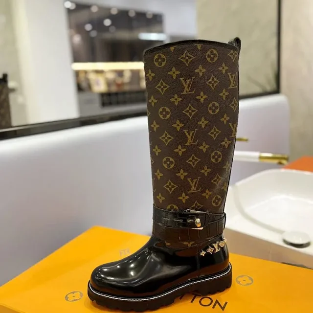 Louis Vuitton Boots Knee-high lace-up with logo strap product detail image 6