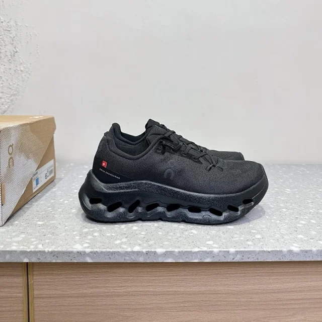 On Sneakers Cloudmonster product detail image 8