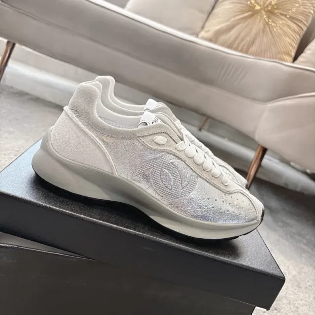 Chanel Sneakers Low-Top Lace-Up CC Logo product detail image 2