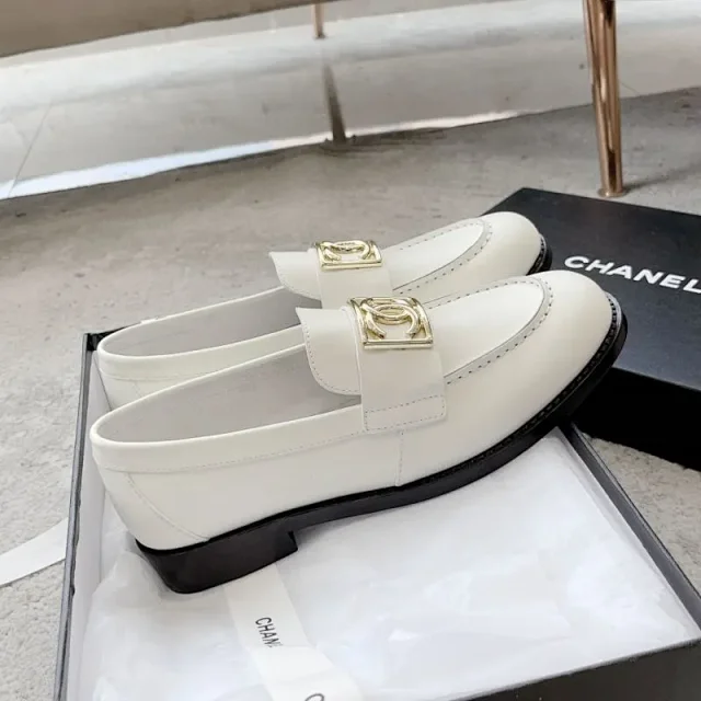 Chanel Leather Shoes Double-C embellished loafers product detail image 32