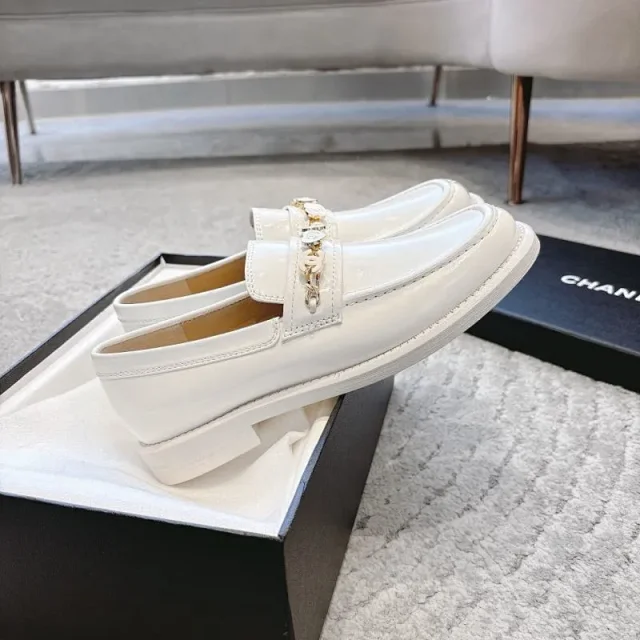 Chanel Leather Shoes Double-C embellished loafers product detail image 15