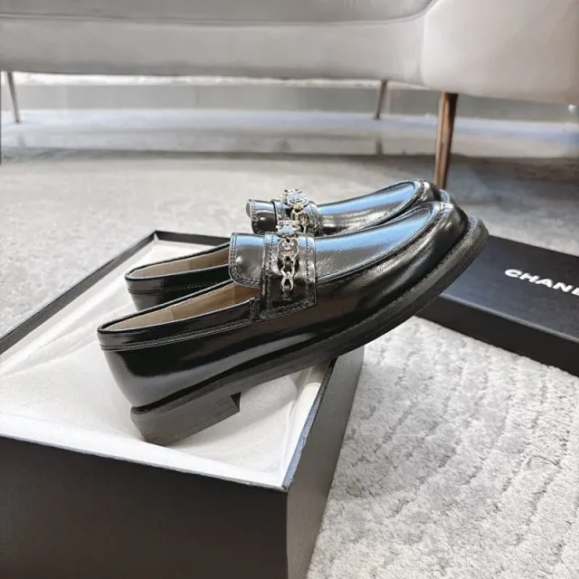 Chanel Leather Shoes Double-C embellished loafers product detail image 16