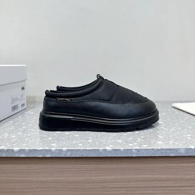 Canada Goose Slippers Quilted closed-toe slip-on product detail image 2