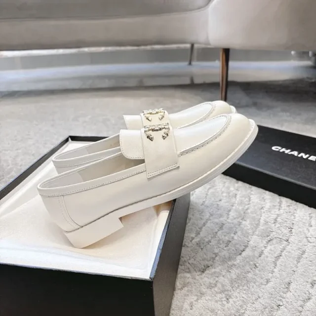 Chanel Leather Shoes Double-C embellished loafers product detail image 4