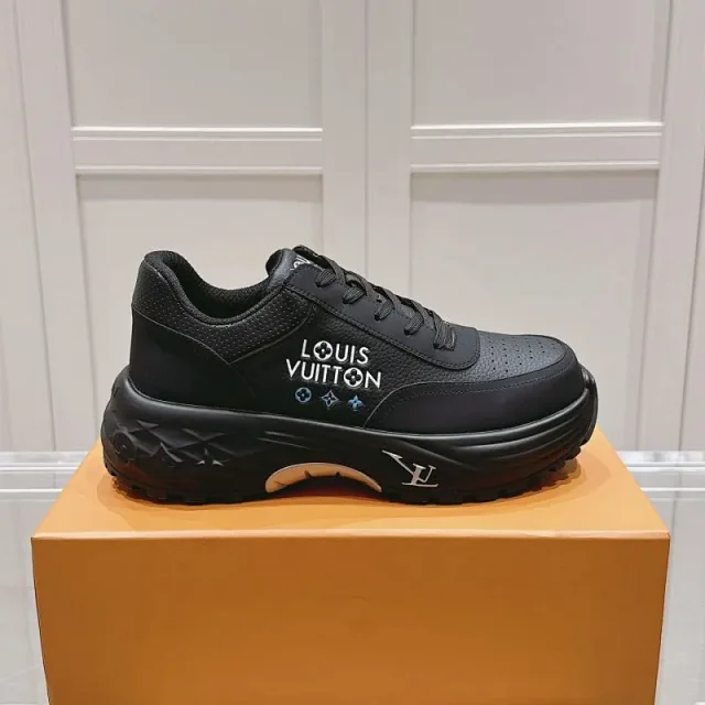 Louis Vuitton Sneakers Run Away chunky low-top product detail image 3