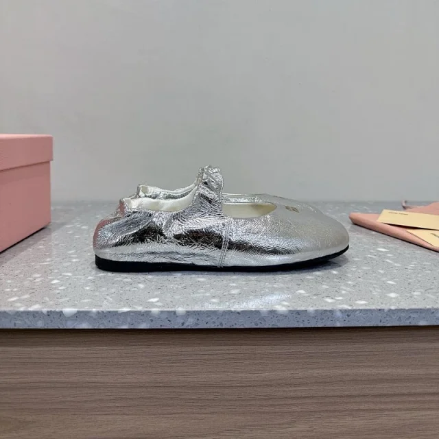 Miu Casual Shoes Elasticized ballet flats product detail image 2
