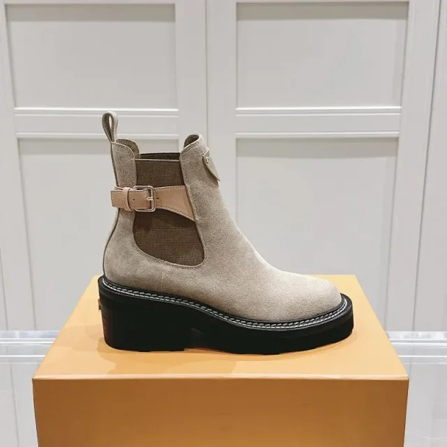 Unbranded Boots Chelsea ankle with buckle strap and platform block heel product detail image 2