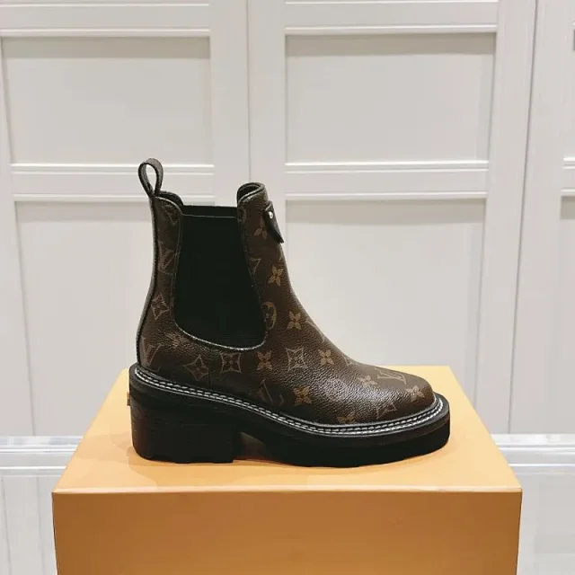Unbranded Boots Chelsea ankle with buckle strap and platform block heel product detail image 4