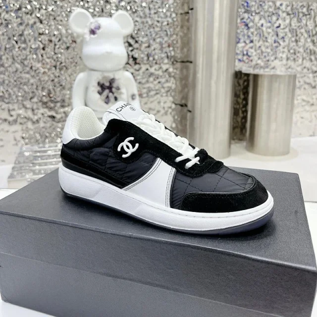 Chanel Sneakers Low-top suede-panel with interlocking CC side logo product detail image 8