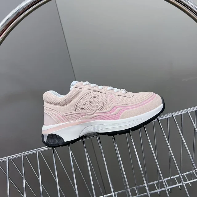 Chanel Sneakers Low-Top with Interlocking CC Logo product detail image 3