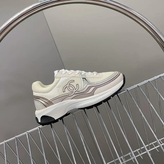 Chanel Sneakers Low-Top with Interlocking CC Logo product detail image 5