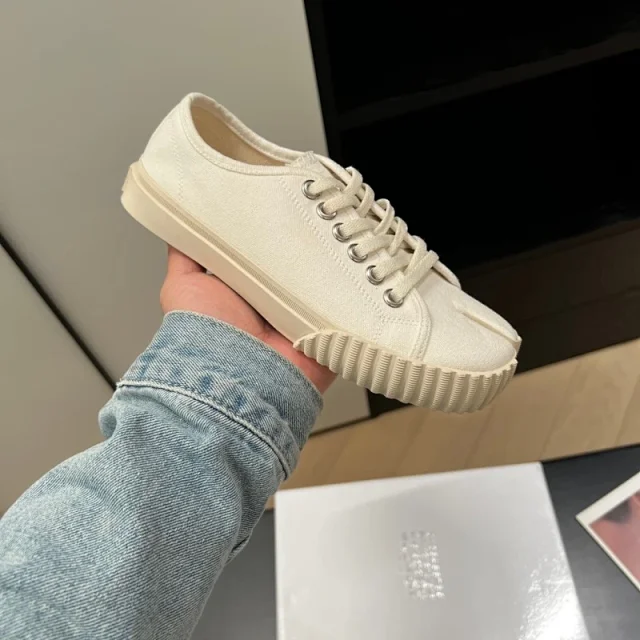 Maison Margiela Sneakers Low-Top Canvas with Split Toe product detail image 2
