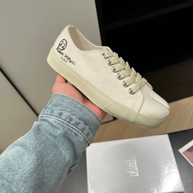 Maison Margiela Sneakers Low-Top Canvas with Split Toe product detail image 4