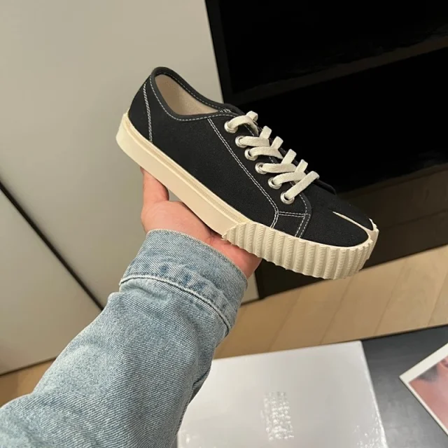 Maison Margiela Sneakers Low-Top Canvas with Split Toe product detail image 1