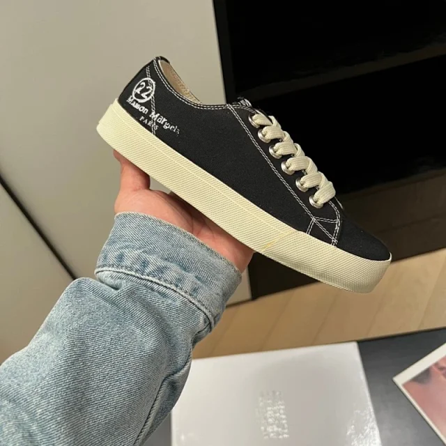 Maison Margiela Sneakers Low-Top Canvas with Split Toe product detail image 3