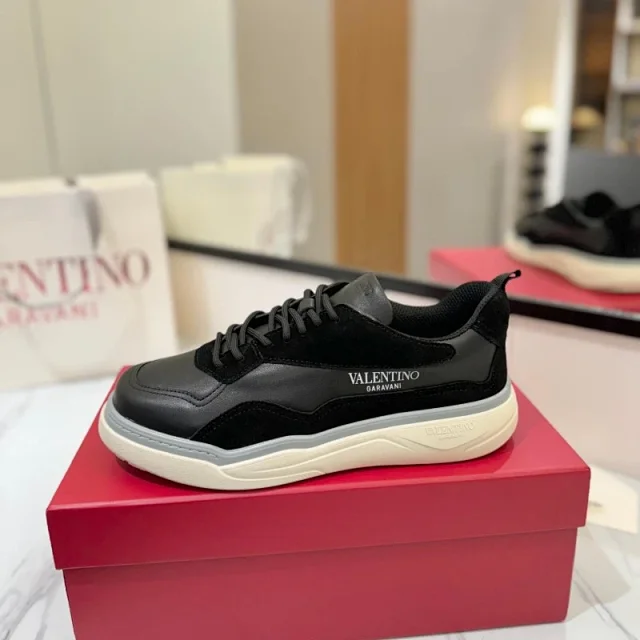 Valentino Sneakers Garavani low-top paneled lace-up product detail image 3