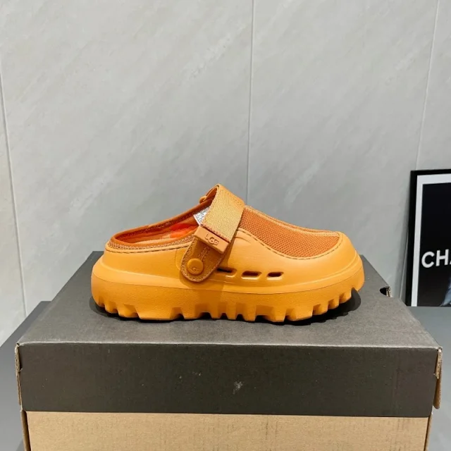 UGG Sandals Closed-Toe Lug Sole Clog product detail image 4