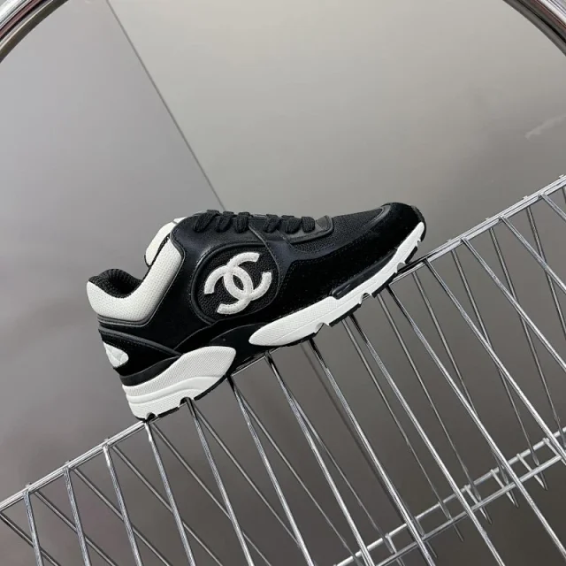 Chanel Sneakers Low-Top Leather with Interlocking CC Logo product detail image 6
