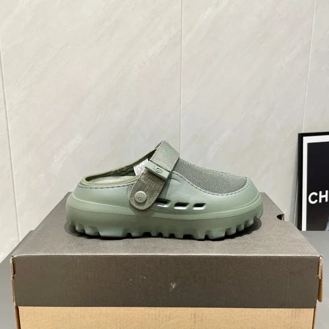 UGG Sandals Closed-Toe Lug Sole Clog product detail image 3