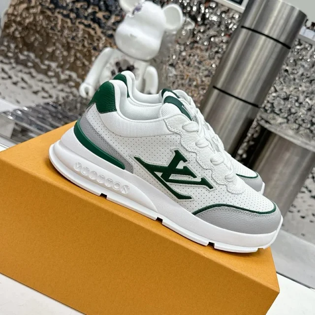 Louis Vuitton Sneakers Low-top lace-up with LV side logo product detail image 7