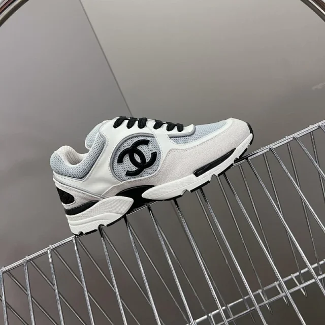 Chanel Sneakers Low-Top Leather with Interlocking CC Logo product detail image 8