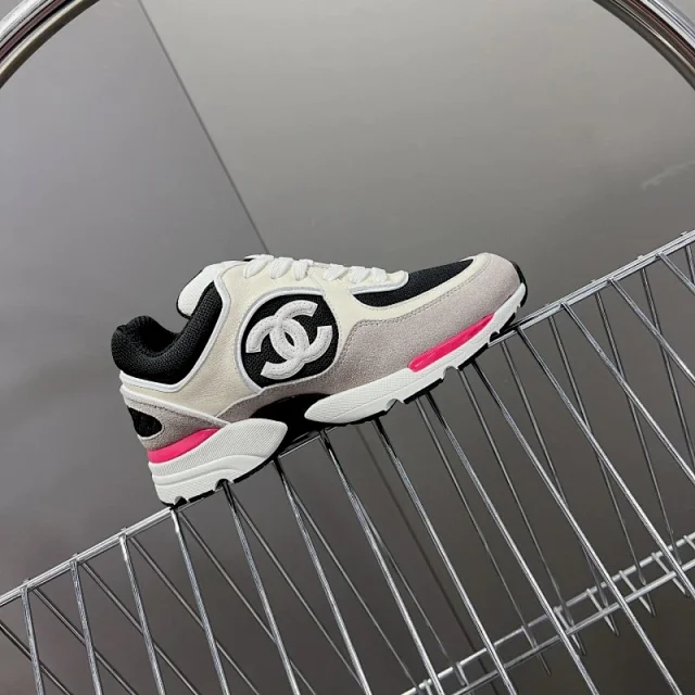 Chanel Sneakers Low-Top Leather with Interlocking CC Logo product detail image 7