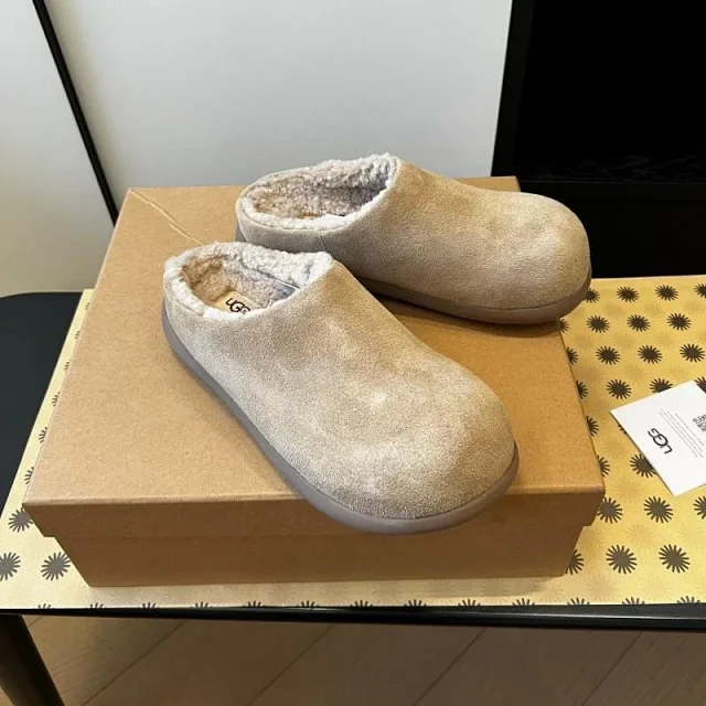 UGG Slippers Round-Toe Shearling-Lined Slip-On product detail image 3