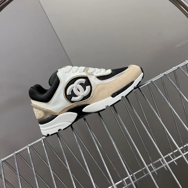 Chanel Sneakers Low-Top Leather with Interlocking CC Logo product detail image 5