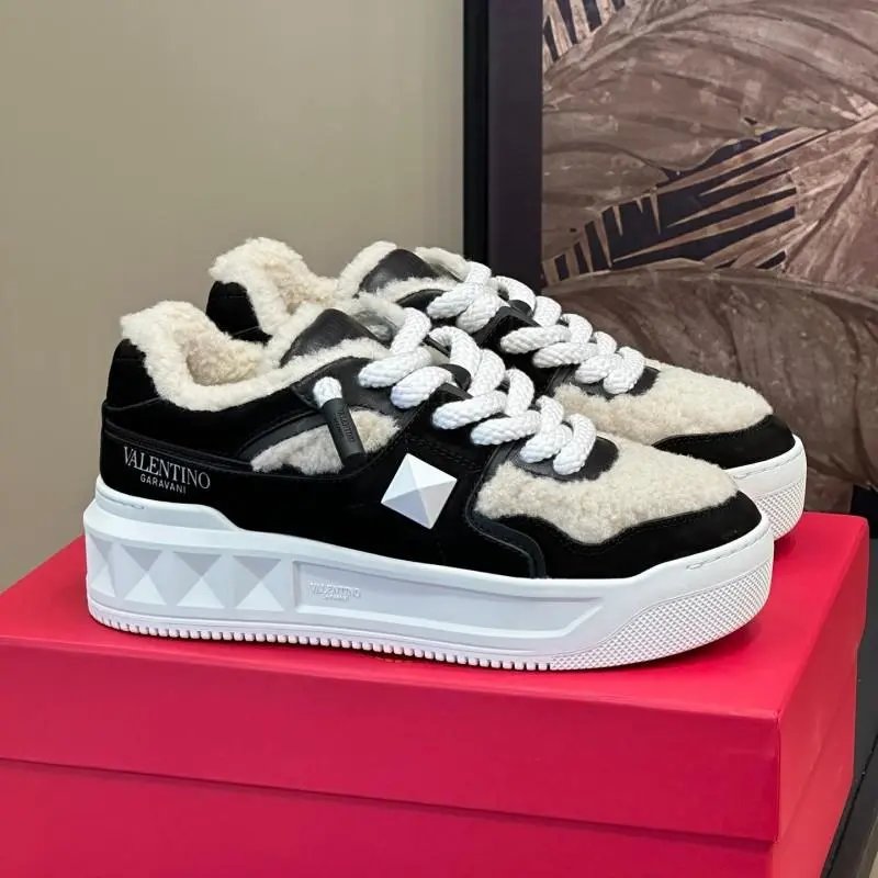 Valentino Garavani Sneakers One Stud low-top — 22