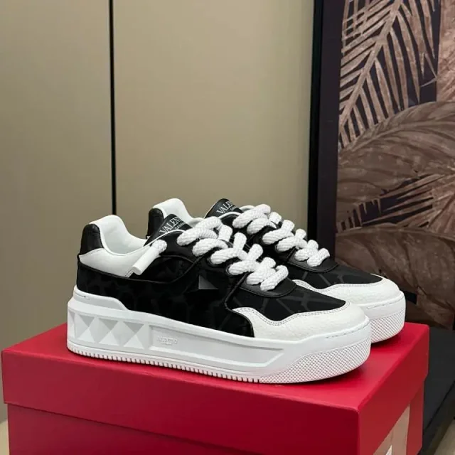 Valentino Garavani Sneakers One Stud low-top product detail image 17
