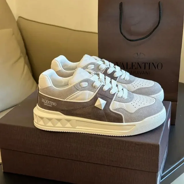 Valentino Garavani Sneakers One Stud low-top product detail image 2