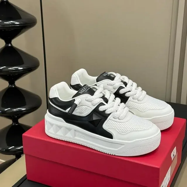 Valentino Garavani Sneakers One Stud low-top product detail image 6