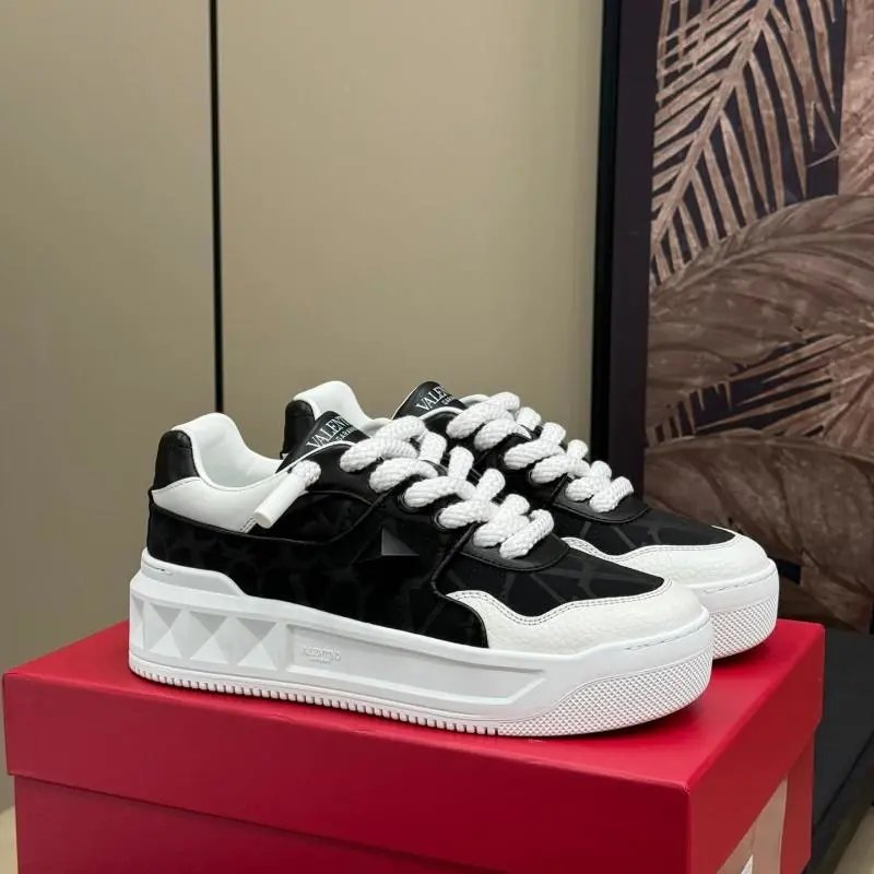 Valentino Garavani Sneakers One Stud low-top — 17