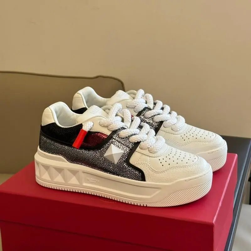 Valentino Garavani Sneakers One Stud low-top — 11