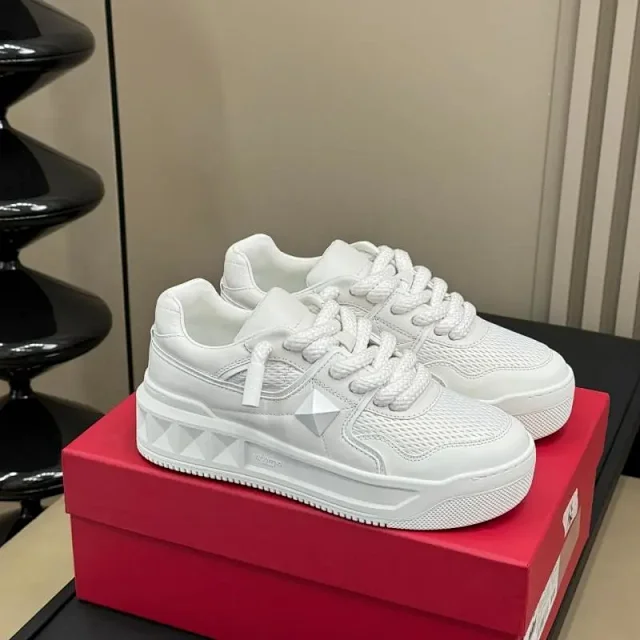 Valentino Garavani Sneakers One Stud low-top product detail image 7
