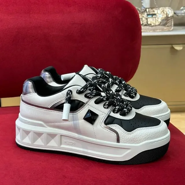 Valentino Garavani Sneakers One Stud low-top product detail image 21