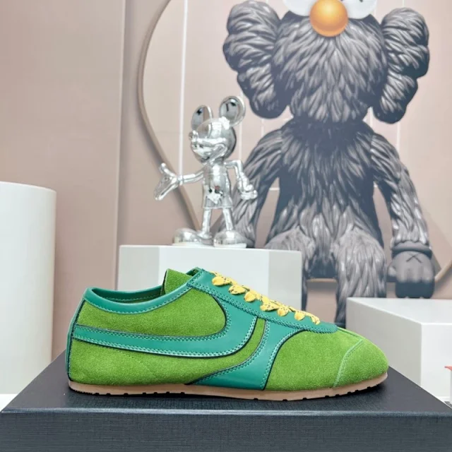 Nike Sneakers Low-top lace-up suede and mesh with gum soles product detail image 16