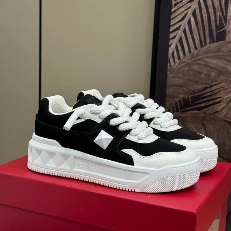 Valentino Garavani Sneakers One Stud low-top — 16